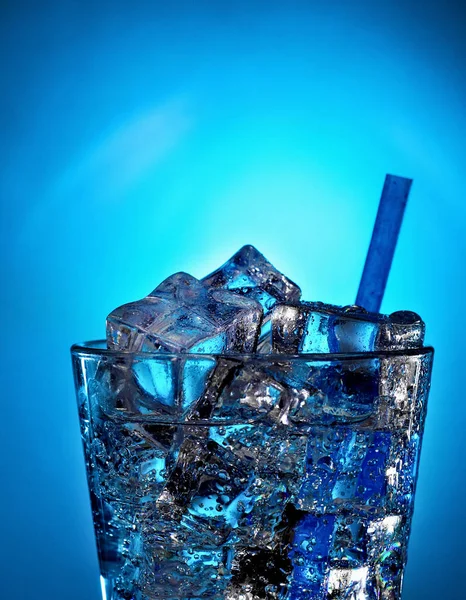 Cocktail with gin and lemon with ice on blue background.Copy space — Stock Photo, Image