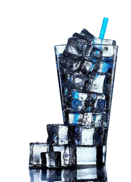 Ásványi pohár szénsavas víz, jég és jeget üveg-közel. — Stock Fotó
