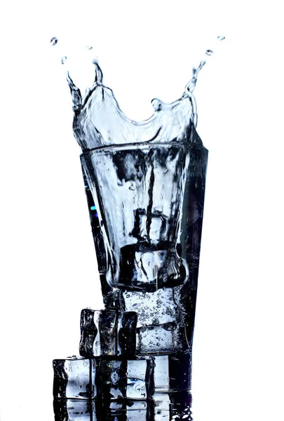 Água em pulverização de vidro isolada sobre fundo branco — Fotografia de Stock