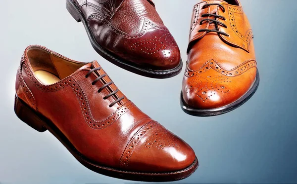 Mode klassisch poliert Männer braun Oxford Brogues Schattierungen von braun Oxford brogues.conept fliegende Schuhe.grau background.closeup — Stockfoto