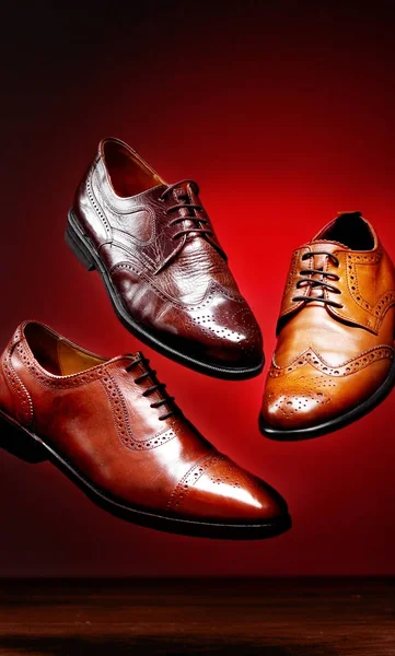 Moda clásica pulido hombres marrón oxford brogues tonos de marrón oxford brogues.Conept zapatos voladores.Primer plano.Fondo rojo — Foto de Stock