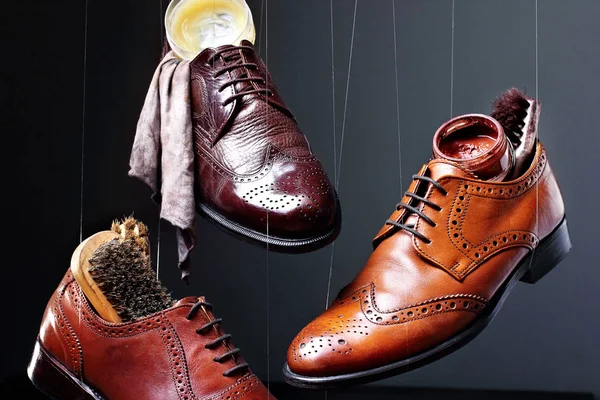 Mode klassisch poliert männer schattierungen von braun oxford brogues.shoe wartungsset blick schuhtuch, bürsten und wachs zum polieren schuhe.shoes care.concept stadien von schuhen care.puppets.closeup — Stockfoto