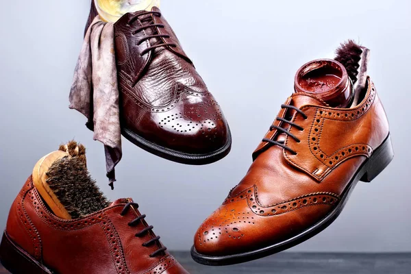 Moda klasik erkek tonları kahverengi oxford brogues cilalı. Ayakkabı bakım göz atmak shoescloth, fırçalar ve balmumu ayakkabı parlatma için ayarlayın. Ayakkabı bakım. Ayakkabı bakım aşamaları kavramı. Portre — Stok fotoğraf