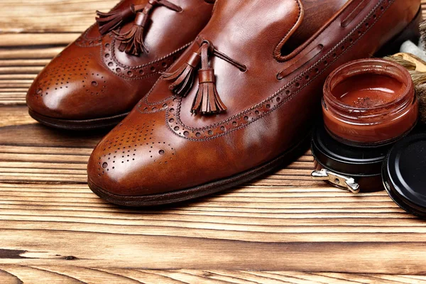 Kožené boty střevíce mokasíny s nastaveným údržby obuvi. Boty care.copy prostor — Stock fotografie
