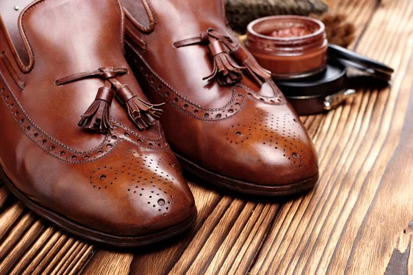 Leather shoes brogues loafers with shoe maintenance set.Shoes care.copy space.closeup — Stock Photo, Image