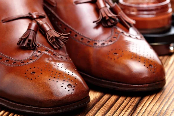 Кожаная обувь brogues loafers with shoe maintenance set.Shoes care.copy space.closeup — стоковое фото