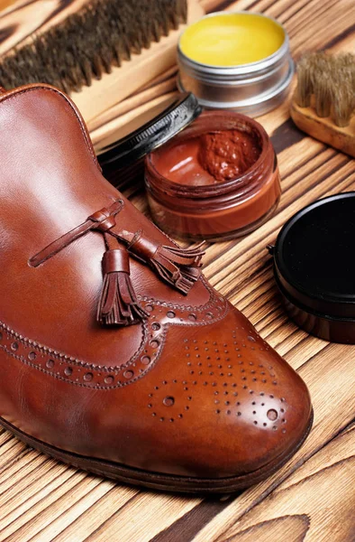 Кожаная обувь brogues loafers with shoe maintenance set.Shoes care.copy space.closeup — стоковое фото