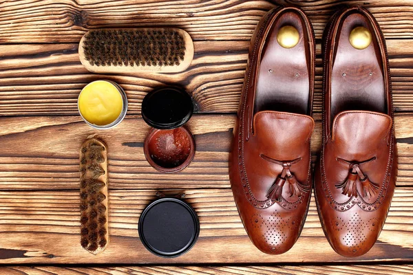 Kožené boty střevíce mokasíny s nastaveným údržby obuvi. Boty care.copy space.top zobrazení — Stock fotografie