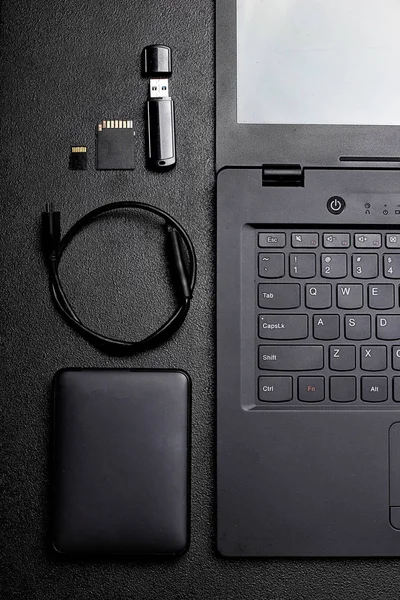 Dizüstü bilgisayar ile sd kart, mikro sdcard, usb bellek ve taşınabilir sert götürmek. Veri depolama kavramı.