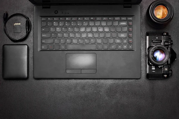 Biuro stół z laptopa, aparat fotograficzny, soczewki i flash dri — Zdjęcie stockowe