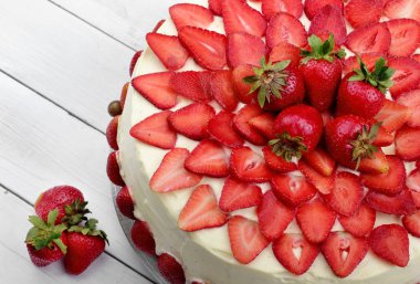 Vanilyalı krema ile Çilekli pasta. Üstten Görünüm. Kopya alanı