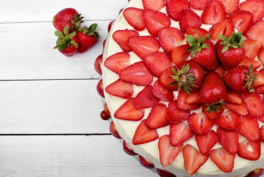 Vanilyalı krema ile Çilekli pasta. Üstten Görünüm. Kopya alanı