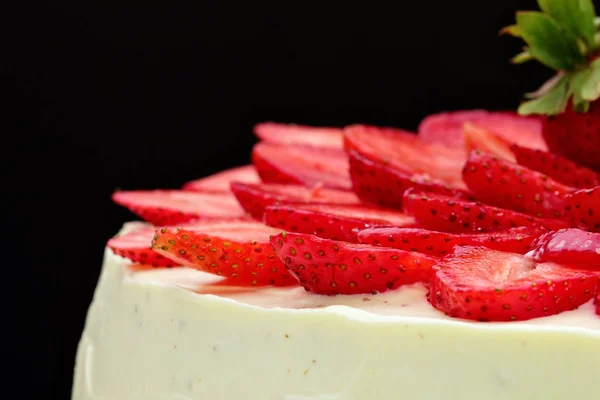 Φράουλα τούρτα με κρέμα βανίλια. Μαύρο φόντο. Κινηματογράφηση σε πρώτο πλάνο — Φωτογραφία Αρχείου