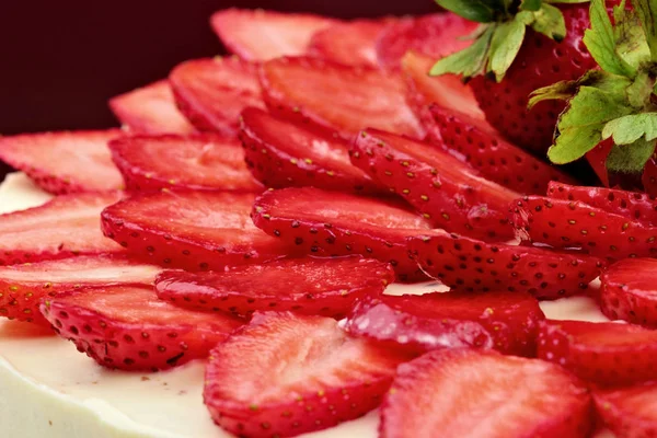 Φράουλα τούρτα με κρέμα βανίλια. Κόκκινο φόντο. Κινηματογράφηση σε πρώτο πλάνο — Φωτογραφία Αρχείου