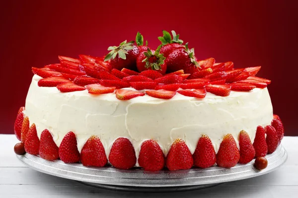 Φράουλα τούρτα με κρέμα βανίλια. Ξύλινο τραπέζι λευκό κόκκινο φόντο — Φωτογραφία Αρχείου