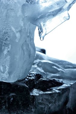 Erimiş buz taş erimiş su damlası figureon soyut. Doğa arka plan.