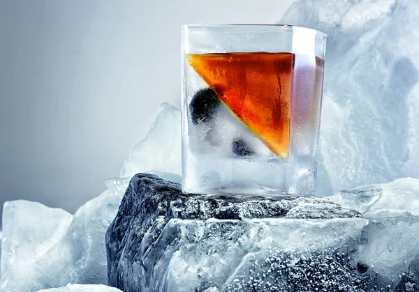 Glas whiskey. På isberget, is överallt. Kreativ bild av alkohol. Advertisng sköt. Kopiera utrymme. Whiskey kil — Stockfoto