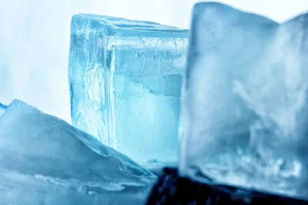 Gelo com pedras NAture background.Melted cubos de gelo sobre as rochas — Fotografia de Stock