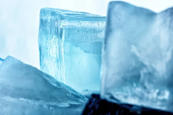 Eis mit Steinen.nature background.schmolzen Eiswürfel auf den Felsen — Stockfoto