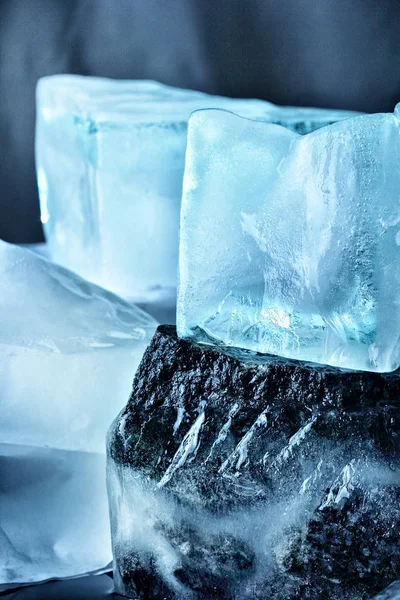 Eis mit Steinen.nature background.schmolzen Eiswürfel auf den Felsen — Stockfoto