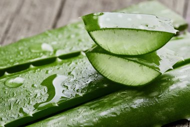 Aloe vera. Aloe kesme parçaları. Ahşap masa