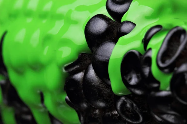 Maíz negro con verter fondo de pintura verde, macro primer plano.Textura.Enfoque selectivo —  Fotos de Stock
