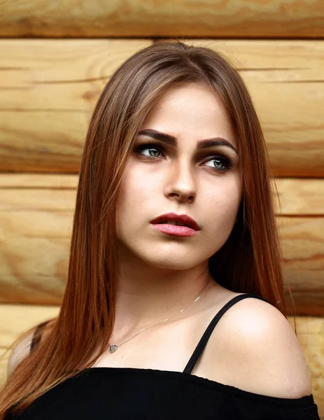 Prachtig portret van een mooie jonge vrouw met groene ogen close-up en de perfecte huid — Stockfoto