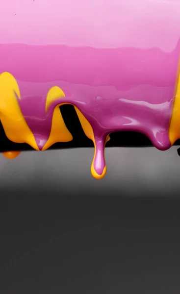 Полосы разноцветного желе и фиолетовый лак для ногтей или краска в виде капель на сером фоне — стоковое фото