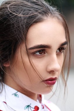 Portre portre koyu kahverengi saçlı kız kahverengi gözlü. Trendy kız yüz. Açık havada dikey