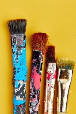Vintage sanatçılar fırçalar sarı bir arka plan üzerinde boya ile. Closeup.Copy alanı