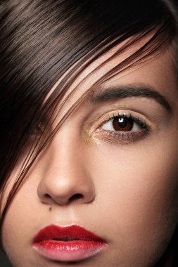 Moda saç kesimi. Saç modeli. Şık Fringe. Kısa saç stili. Güzellik kadını dikey moda trendy saç stili. Closeup çekim