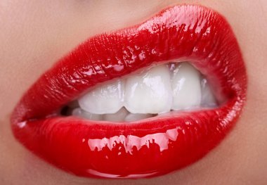 Kırmızı göz atmak ruj tutkulu kırmızı dudaklar, makro fotoğrafçılık dudaklarla closeup. Portre fotoğraf. Kozmetik, eczane ya da moda makyaj kavramı. Güzellik stüdyosu vurdu.