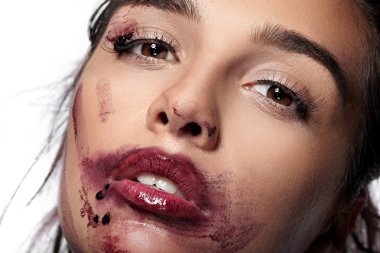 Şehvetli, güzel kız smear koyu kırmızı renk dudakları ve dut yüz ve vücut üzerinde. Beyaz arka plan. Güzellik fotoğraf. Moda vurdu. Portre