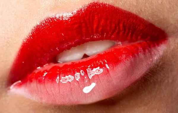 Gepassioneerde rode lippen, macrofotografie. Close-up foto. Cosmetologie, drogisterij of mode make-up concept. Beauty studio opname. Closeup — Stockfoto