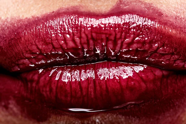 Sexy Lippen mit dem verschmierten Lippenstift. Kuss offenen Mund mit weißen Zähnen. Kosmetik, Drogerie oder Modeschminkkonzept. Schönheitsstudio shot.closeup — Stockfoto
