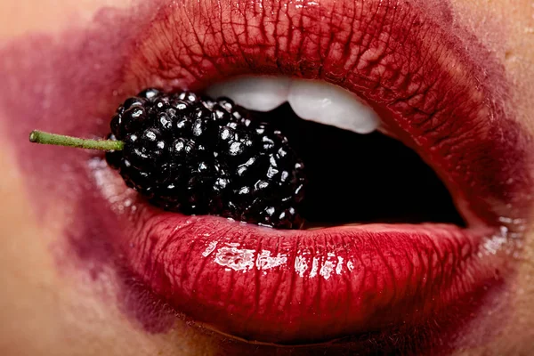 Сексуальные губы с смазанной помадой и шелковицей во рту. Открой рот с белыми зубами. Косметология, аптека или концепция модного макияжа. Косметическая студия. — стоковое фото