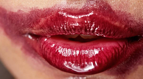 Сексуальные губы с смазанной помадой. Открой рот с белыми зубами. Косметология, аптека или концепция модного макияжа. Снимок в студии красоты . — стоковое фото