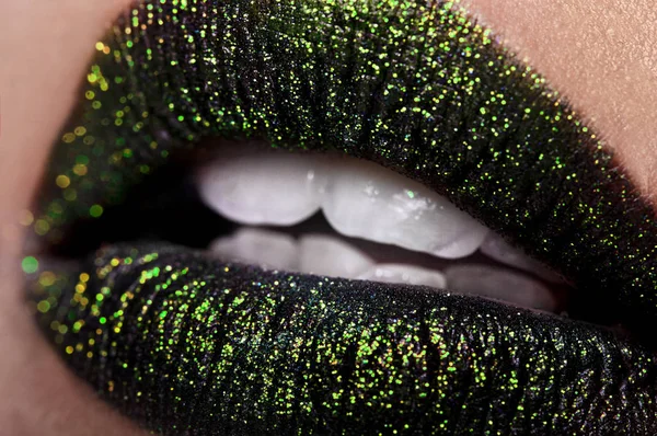 Primer plano de hermosos labios femeninos negro con verde.Cosmetología, farmacia o concepto de maquillaje de moda. Estudio de belleza shot.Close —  Fotos de Stock