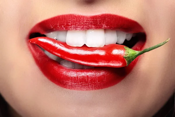 Lábios de mulher e pimentão de pimento.Fechar-se de lábios com batom vermelho.Lábios vermelhos apaixonados, fotografia macro. Estúdio de beleza . — Fotografia de Stock