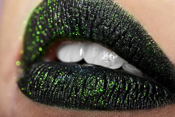 Zbliżenie: piękne usta Babski czarny z zielonym. Kosmetologia, apteka lub moda koncepcję makijażu. Studio urody strzał. Zbliżenie — Zdjęcie stockowe