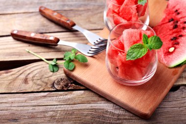 Karpuz. Karpuz rustik ahşap masa nane ile dekore edilmiş glasess içinde küpler halinde kesilmiş. Kopya alanı