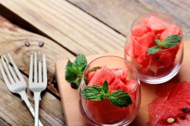 Karpuz. Karpuz rustik ahşap masa nane ile dekore edilmiş glasess içinde küpler halinde kesilmiş. Kopya alanı 