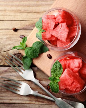 Karpuz. Karpuz rustik ahşap masa nane ile dekore edilmiş glasess içinde küpler halinde kesilmiş. Kopya alanı 