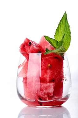 Nane yaprağı Watermelon.Slices karpuz cam. Beyaz arka plan üzerinde izole