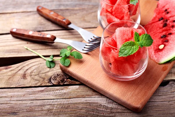 Karpuz. Karpuz rustik ahşap masa nane ile dekore edilmiş glasess içinde küpler halinde kesilmiş. Kopya alanı