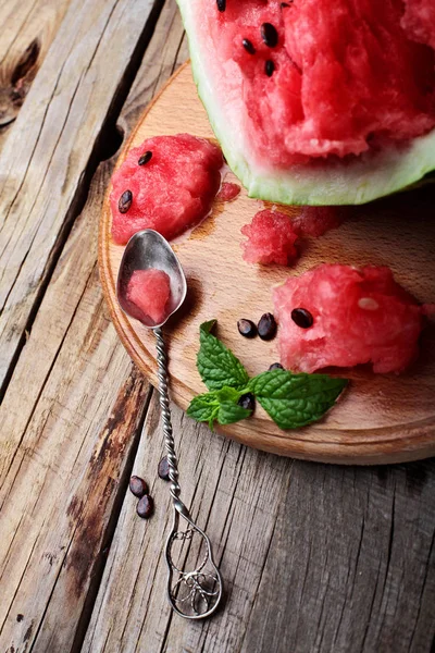 Watermelon.loseup sandía y hoja de menta en cuchara vintage sobre mesa rústica de madera conenfoque seleccionado.Vista superior — Foto de Stock