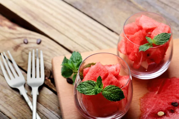 Karpuz. Karpuz rustik ahşap masa nane ile dekore edilmiş glasess içinde küpler halinde kesilmiş. Kopya alanı 