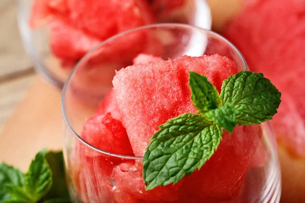 Karpuz. Glasess içinde küpler halinde kesilmiş Closeup karpuz nane ile dekore edilmiştir. Seçici odak.