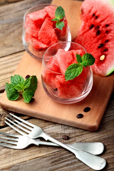 Karpuz. Karpuz rustik ahşap masa nane ile dekore edilmiş glasess içinde küpler halinde kesilmiş. Kopya alanı