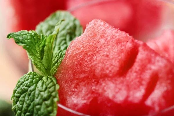 Karpuz. Glasess içinde küpler halinde kesilmiş Closeup karpuz nane ile dekore edilmiştir. Seçici odak. Makro